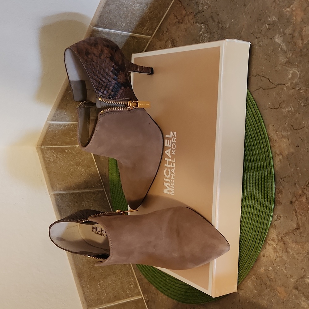 Michael Kors, Size 7M, Color DK Dune